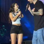 Melendi en el Arenal Sound cantando con Daniela Herreros una espectadora del público