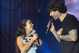 Melendi en el Arenal Sound cantando con Daniela Herreros una espectadora del público