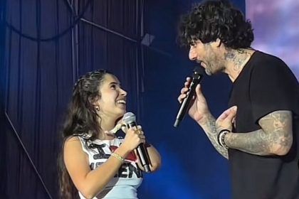 Melendi en el Arenal Sound cantando con Daniela Herreros una espectadora del público