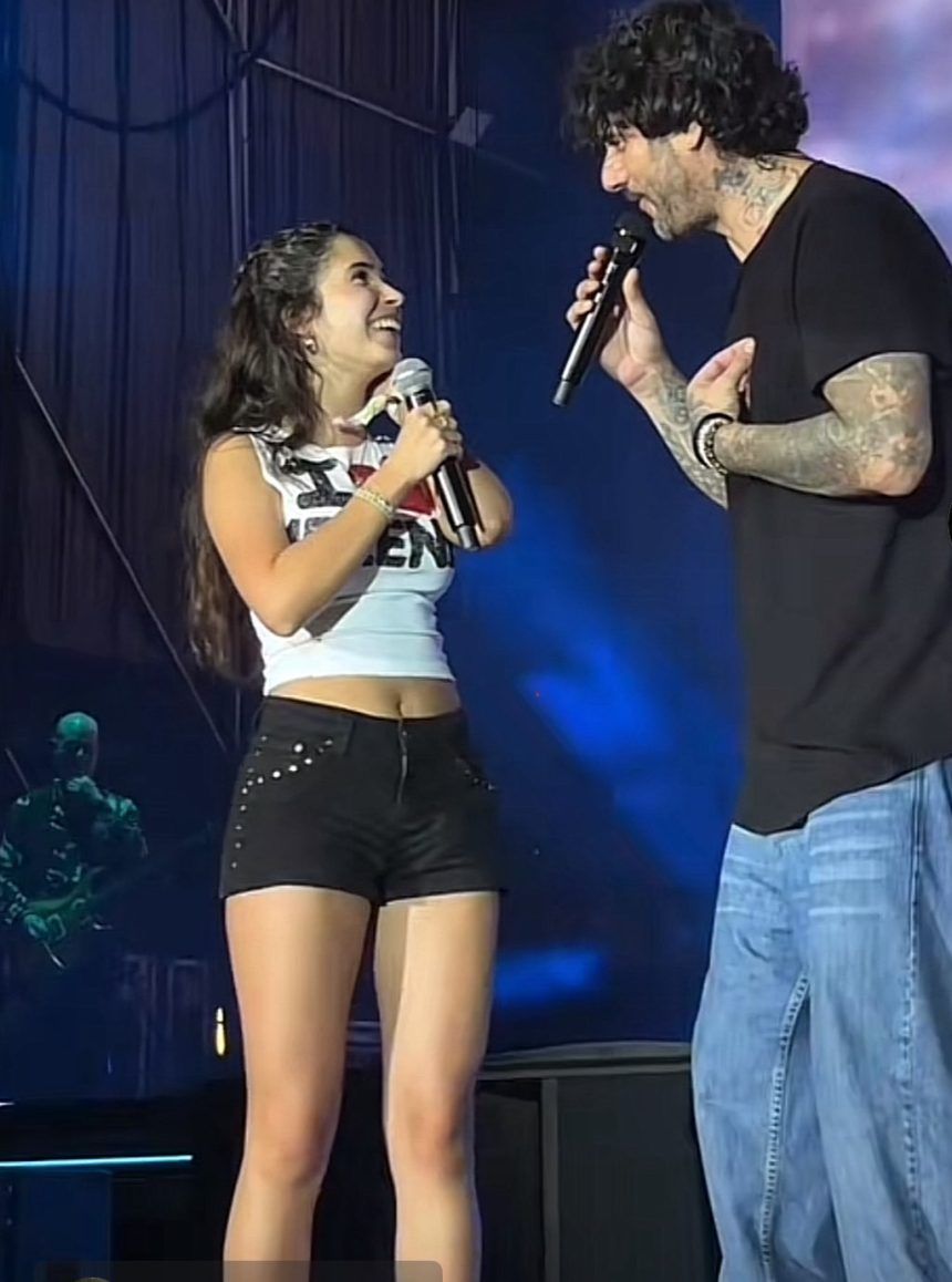 Melendi en el Arenal Sound cantando con Daniela Herreros una espectadora del público