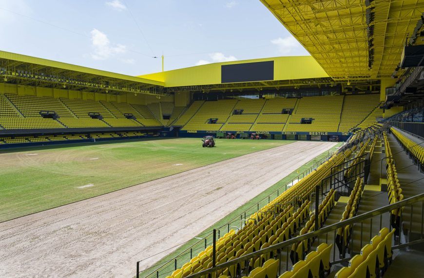 El Villarreal CF renueva el césped del Estadio de la Cerámica para la temporada 2025/26