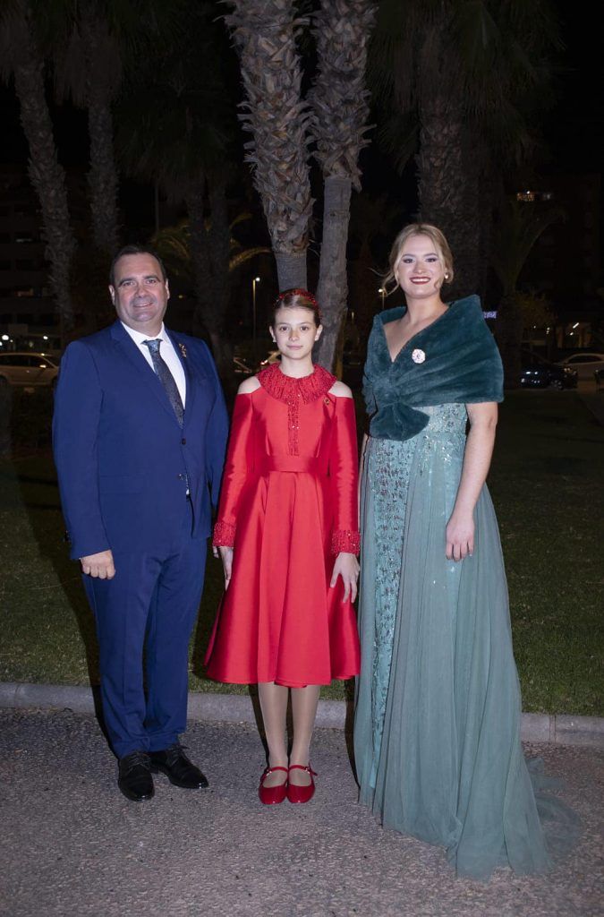 Estrella García, Iris María Riente y Javier Espinosa representantes de la Gaiata 19 La Cultural en las fiestas de la Magdalena 2025.