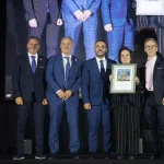 Actuales propietarios de Grúas Tomás: Miguel, Tomás y Alejandro Bellido junto con su madre Carmen García y el alcalde de Vila-real