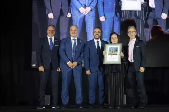 Actuales propietarios de Grúas Tomás: Miguel, Tomás y Alejandro Bellido junto con su madre Carmen García y el alcalde de Vila-real