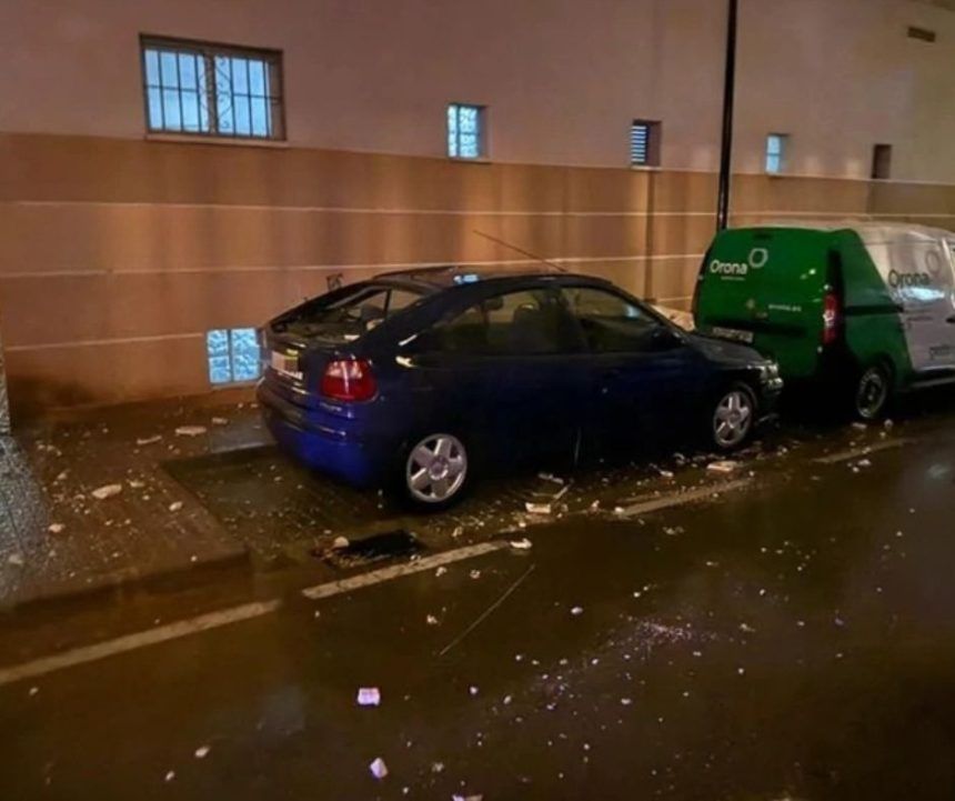 Un rayo provoca la caída de parte de una fachada en Vinaròs