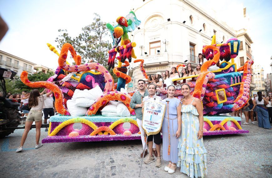 FOTOS | Burriana tanca les festes de 2025 amb la vibrant Batalla de Flors