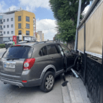 Accidente de un coche en Burriana contra un bar