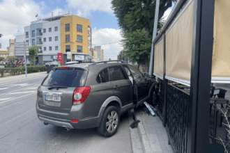 Accidente de un coche en Burriana contra un bar