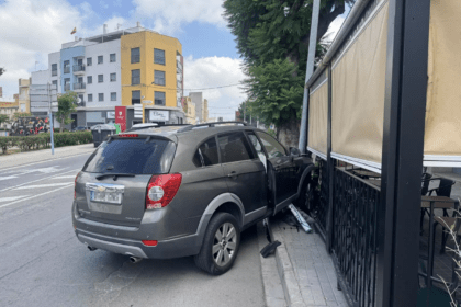 Accidente de un coche en Burriana contra un bar