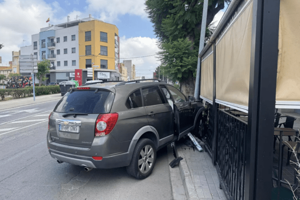 Accidente de un coche en Burriana contra un bar