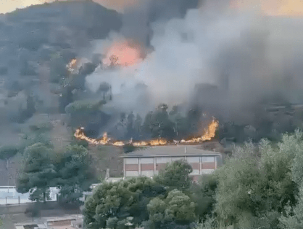 El incendio de la Vall d'Uixó llega a la escuela de la Vilavella