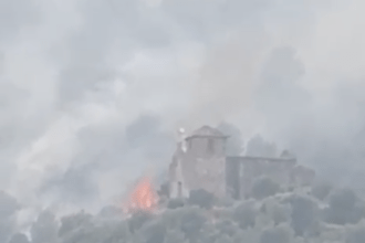 El incendio alcanza la ermita de Santa Bárbara en el Montí de Onda.