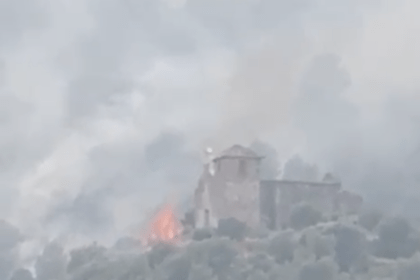 El incendio alcanza la ermita de Santa Bárbara en el Montí de Onda.