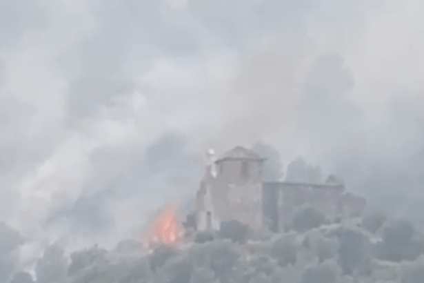 El incendio alcanza la ermita de Santa Bárbara en el Montí de Onda.