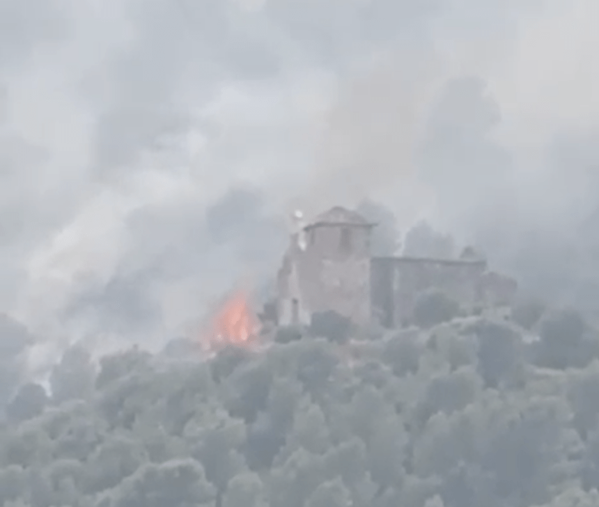 El incendio alcanza la ermita del Salvador, en el Montí de Onda.