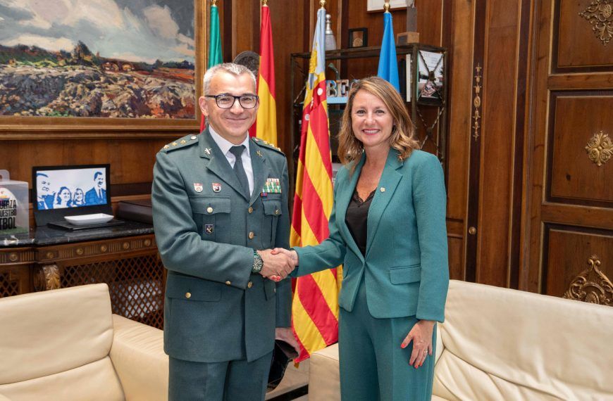 Carrasco recibe al nuevo coronel jefe de la Guardia Civil en la provincia