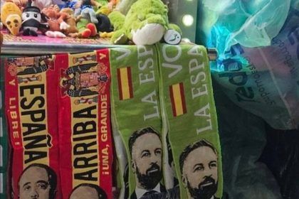 Polémica bufandas de Franco y Vox en la feria de atracciones de Castellón