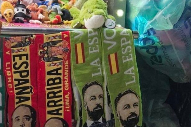 Polémica bufandas de Franco y Vox en la feria de atracciones de Castellón