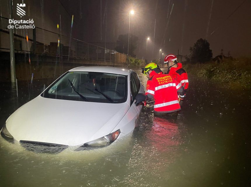 Las inundaciones dejan aislados a 50 vecinos en Vila-real