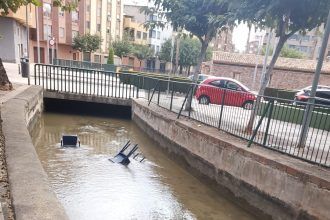 Tres sillas en la acequia de Vila-real
