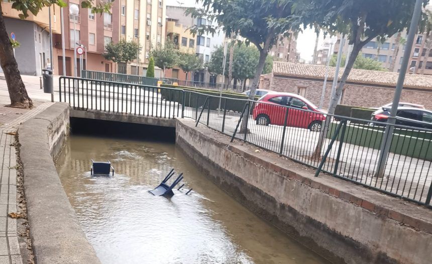 Tres sillas en la acequia de Vila-real