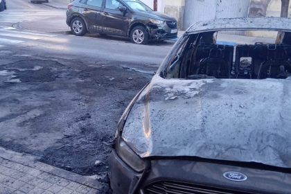 Incendio de un contenedor en Vila-real quema tres coches