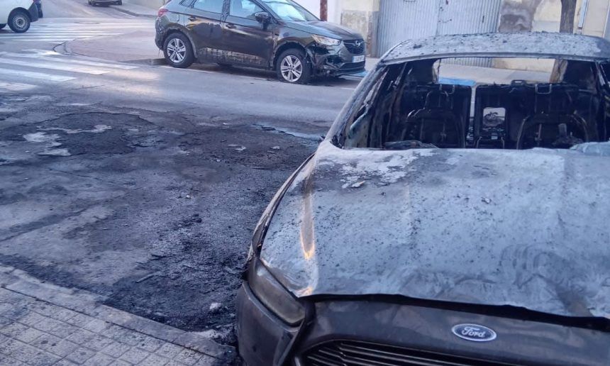 Incendio de un contenedor en Vila-real quema tres coches