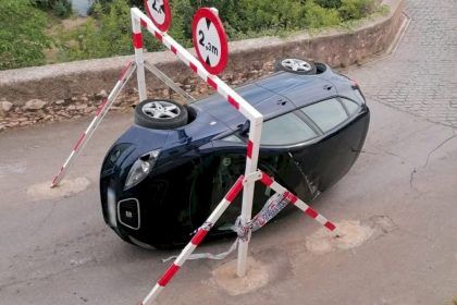 Coche vuelca en el puente de Santa Quiteria Almassora