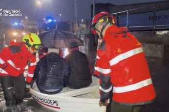 Los bomberos rescatan a varias personas en barca en Vila-real