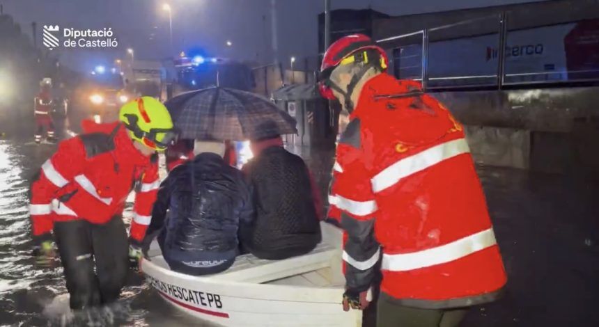 Los bomberos rescatan a varias personas en barca en Vila-real