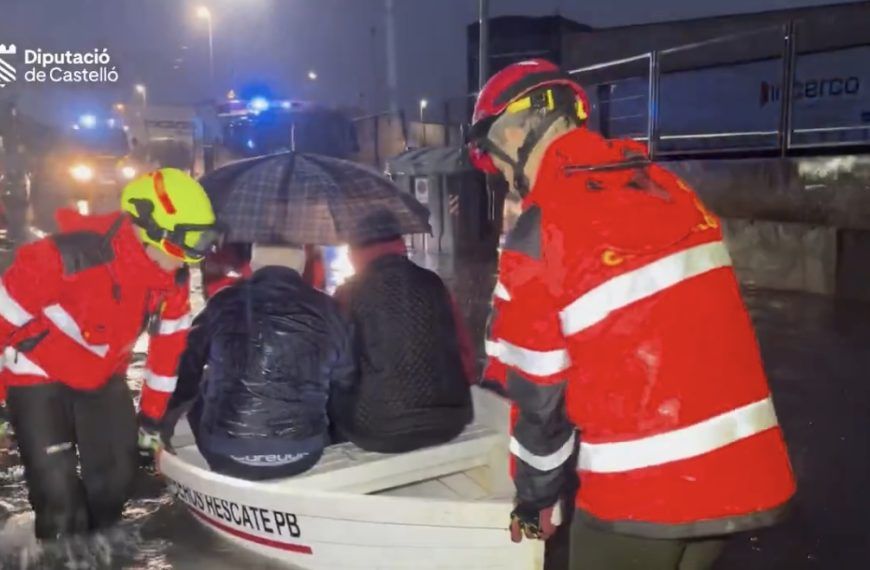 Los bomberos rescatan a varias personas en barca en Vila-real