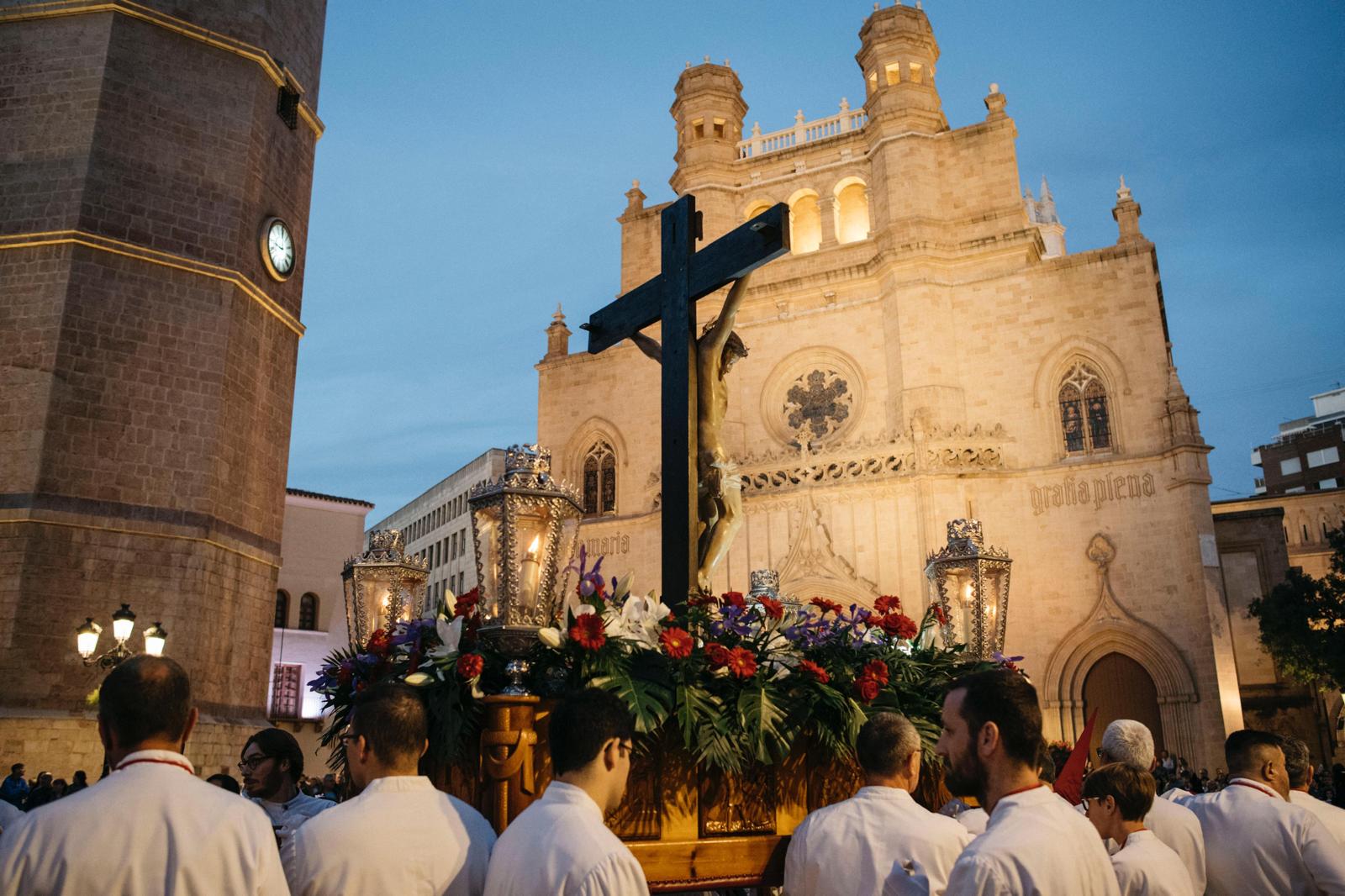 Emoción y solemnidad en la procesión