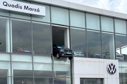 Un coche atraviesa la cristalera del concesionario