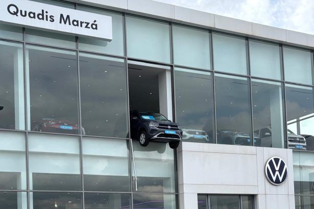 Un coche atraviesa la cristalera del concesionario