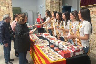 La reina y las damas de Vila-real entregan los programas de fiestas
