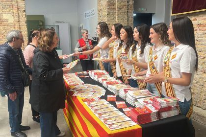 La reina y las damas de Vila-real entregan los programas de fiestas
