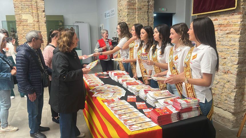 La reina y las damas de Vila-real entregan los programas de fiestas