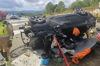 Accidente en la N-232: los bomberos rescatan a un hombre atrapado en su vehículo