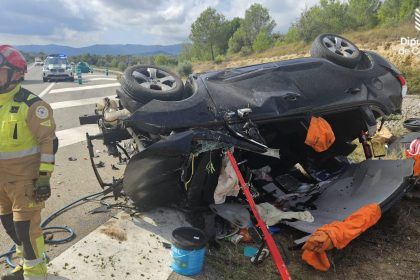Accidente en la N-232: los bomberos rescatan a un hombre atrapado en su vehículo