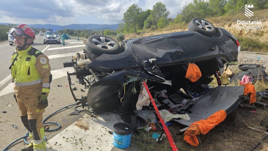 Accidente en la N-232: los bomberos rescatan a un hombre atrapado en su vehículo