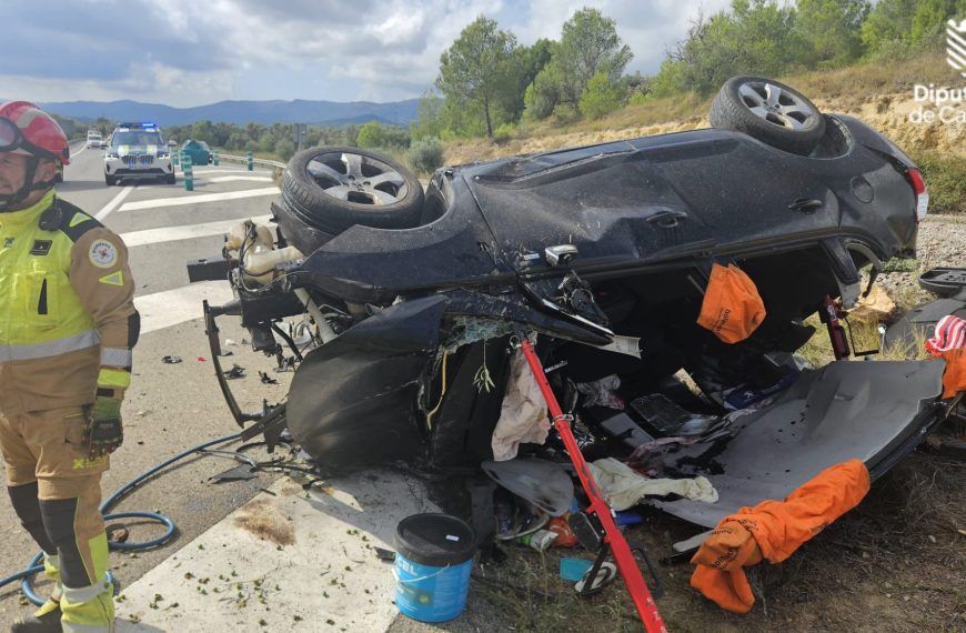 Accidente en la N-232: los bomberos rescatan a un hombre atrapado en su vehículo