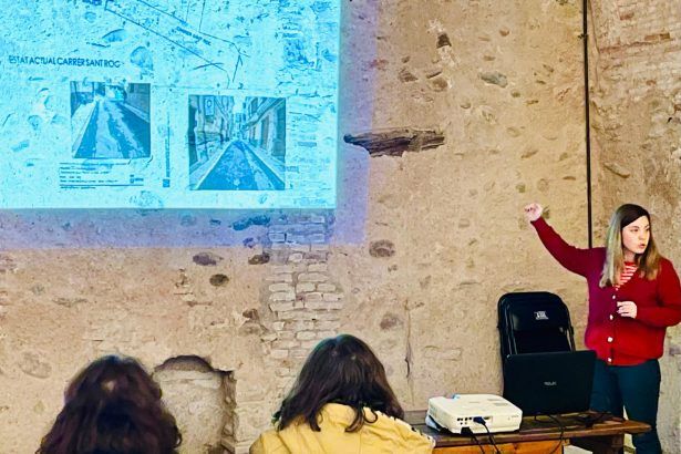 L’alcaldessa de Betxí es reuneix amb els veïns per a informar sobre les obres d’adoquinat