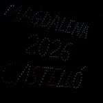 Castillo de fuegos artificiales y drones