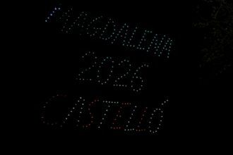 Castillo de fuegos artificiales y drones