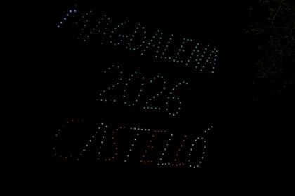 Castillo de fuegos artificiales y drones