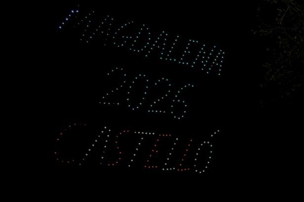 Castillo de fuegos artificiales y drones