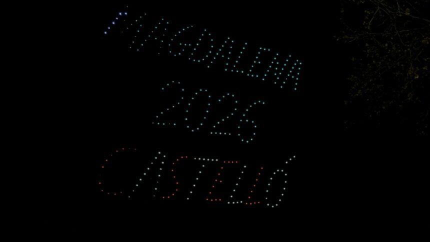 Castillo de fuegos artificiales y drones