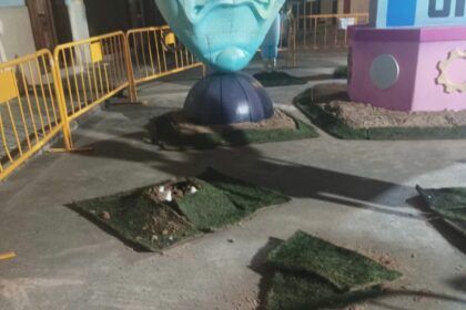 Roban ninots de una falla de Burriana