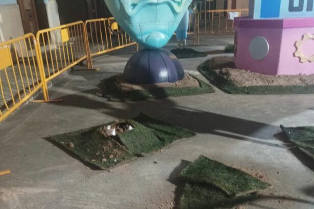 Roban ninots de una falla de Burriana