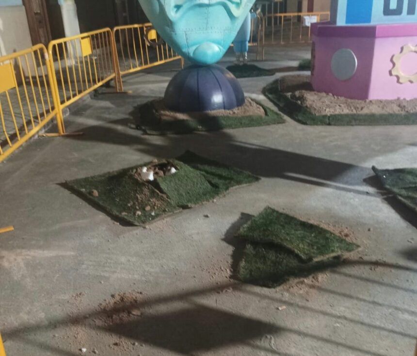 Roban ninots de una falla de Burriana